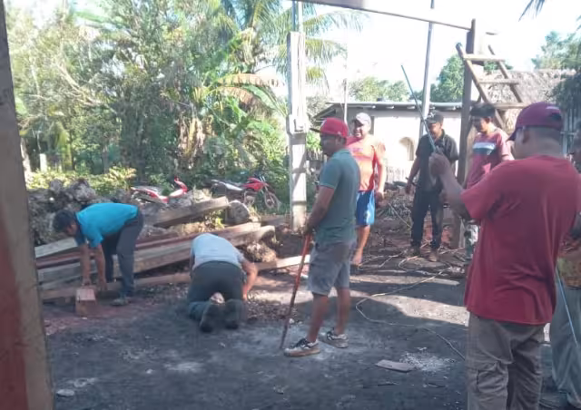 Habitantes llegaron con herramientas y madera para construir desde cero el nuevo hogar
