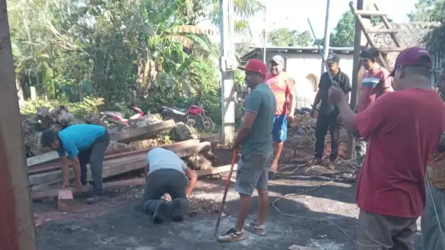 Habitantes llegaron con herramientas y madera para construir desde cero el nuevo hogar