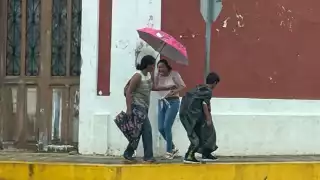 Cheneros tuvieron que protegerse con sombrillas e impermeables