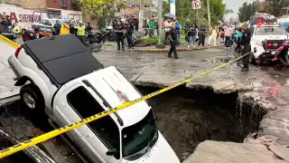 Camioneta queda atrapada en socavón de 2 metros, tras lluvias en Ecatepec: VIDEO