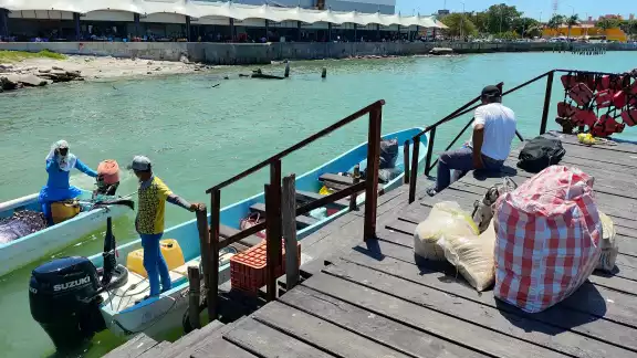 Las malas condiciones de la carretera entre Ciudad del Carmen y Palizada han hecho que los viajes en lancha sean una alternativa más rápida y económica. Las malas condiciones de la carretera entre Ciudad del Carmen y Palizada han hecho que los viajes en lancha sean una alternativa más rápida y económica.