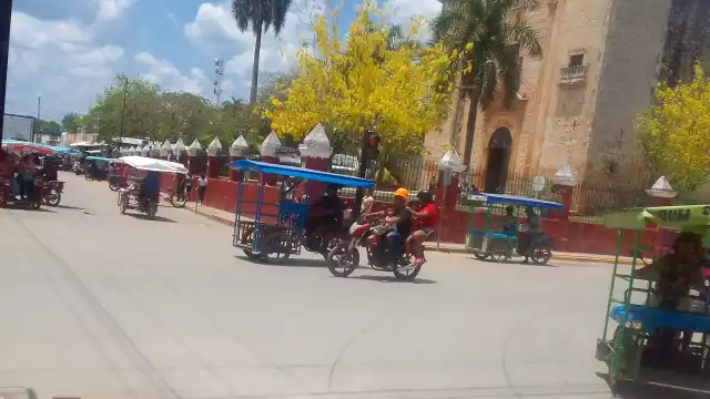 Motociclistas incluso circulan hasta con 4 pasajeros