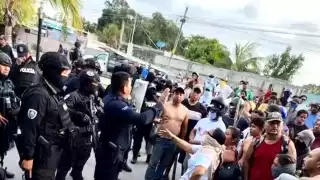 Elementos policiacos llegaron al lugar para controlar la situación.