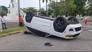 Transporte colectivo no respeta el semáforo y provoca que un automóvil termine boca abajo con dos personas policontundidas