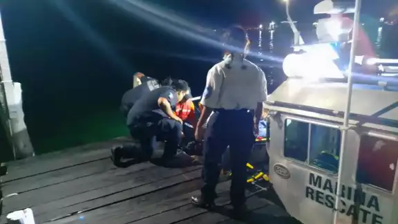 Marina traslada en embarcación a mujer embarazada Marina traslada en embarcación a mujer embarazada