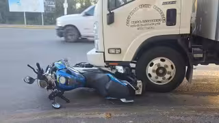 La motocicleta sufrió daños importantes tras ser impactada.