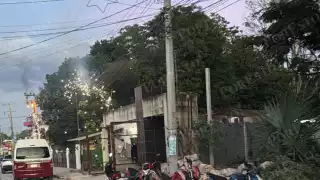 Un transformador se quemó en la calle 20 de Hecelchakán, dejando sin luz a comercios y viviendas.