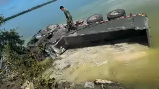 Una góndola del ejército mexicano que transportaba arena se salió del viaducto de Sabancuy y cayó en la orilla del estero