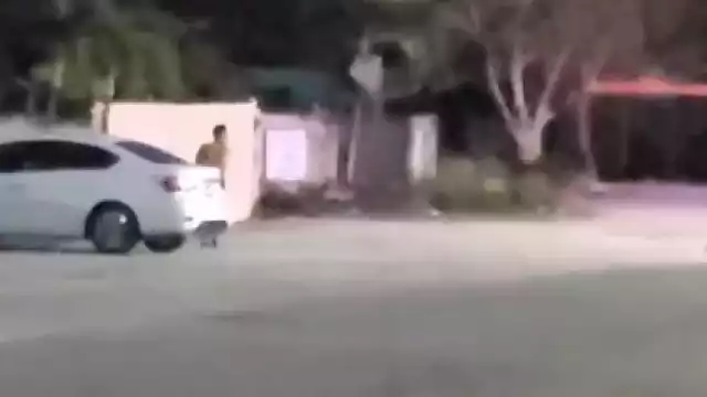 El hombre aparentemente gritaba por ayuda mientras intentaba subirse a los autos en movimiento