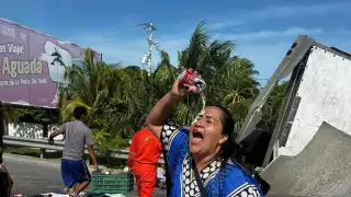 Pobladores aprovechan para rapiñar mercancía