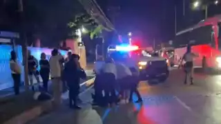 Vecinos del lugar se aproximaron para ayudar a la mujer en desgracia.