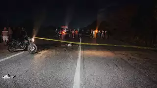 El cuerpo sin vida del motociclista quedó sobre la cinta asfáltica.
