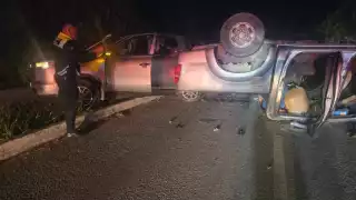Choque entre camionetas paraliza vialidad rumbo a Cristo Rey en Playa del Carmen