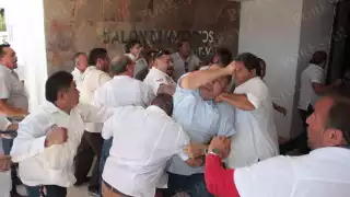 Taxistas se enfrentaron a golpes afuera del recinto