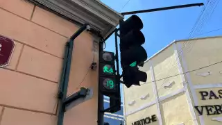   "Si paso ahorita me chin... el carro": Ponen en duda el funcionamiento de los semáforos peatonales en el centro de Mérida   