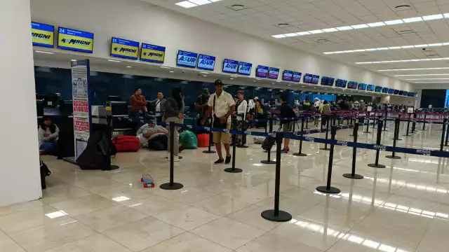 Hay buena afluencia de personas en el aeropuerto de Mérida