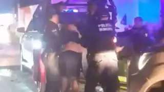 Menor de edad agrede a policías durante riña familiar en Escárcega