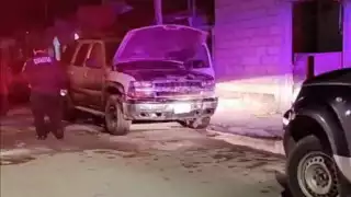 Sujetos incendian camioneta con bombas molotov en Cancún