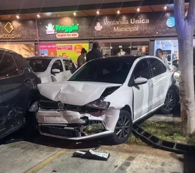 La conductora intentó salir del estacionamiento del Texas RoadHouse, ubicado en Ciudad Caucel.