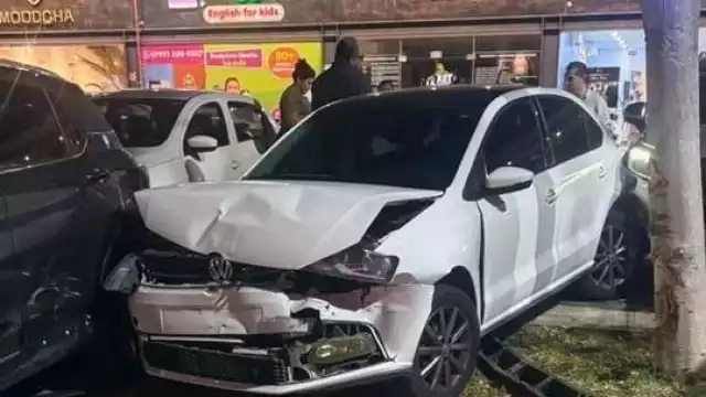 La conductora intentó salir del estacionamiento del Texas RoadHouse, ubicado en Ciudad Caucel.