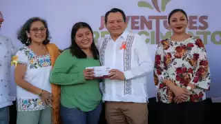 Alumnos de la UTM de Mérida reciben sus tarjetas para la beca Juventudes Renacimiento