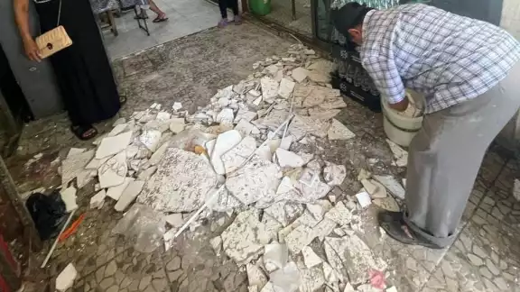 Testigos escucharon un fuerte golpe antes de que el material del techo se desplomara