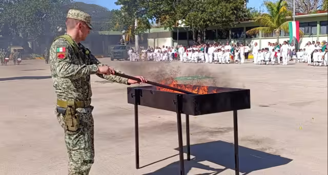 Escoltas escolares reciben nuevos lábaros patrios en el Décimo Batallón
