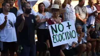 Al menos un centenar de personas se manifestaron en el sitio de construcción.