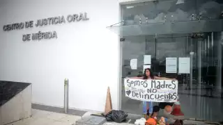 Con peluches y una pancarta, la joven madre pide ver a sus hijos