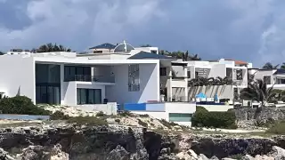 En Isla Mujeres, hay 50 casas en los acantilados en riesgo de colapsar por el Huracán Beryl