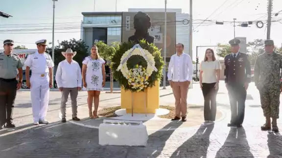 Se colocó un arreglo floral en el busco a Venustiano Carranza en Mérida Se colocó un arreglo floral en el busco a Venustiano Carranza en Mérida