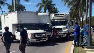 Choque de tres vehículos provoca caos vial en el bulevar Kukulkán de Cancún