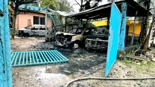 Lanzan bombas molotov a una vivienda en Playa del Carmen y queman tres autos
