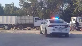 Debido al impacto entre ambos vehículos, terminaron proyectados hacia un área verde