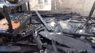 Un incendio consumió por completo una vivienda en la colonia Antorchitas de Chetumal durante la madrugada de este sábado.