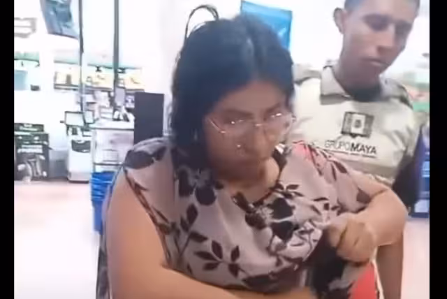 Captan a mujer intentando robar productos bucales durante El Buen Fin.