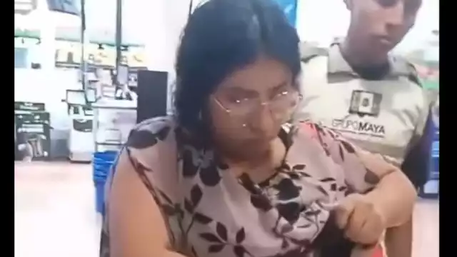Captan a mujer intentando robar productos bucales durante El Buen Fin.