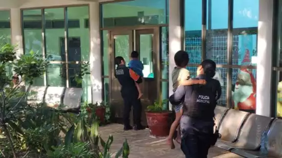Ambos niños fueron llevados por las autoridades a un lugar seguro Ambos niños fueron llevados por las autoridades a un lugar seguro