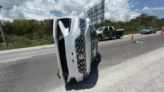 Debido al impacto, el automóvil particular terminó volteada a su lado izquierdo