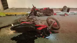 Fuerte choque entre dos motociclistas en Champotón deja dos lesionados