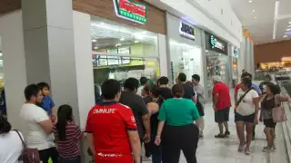 Largas filas se registraron al interior de las plazas, así como comercios