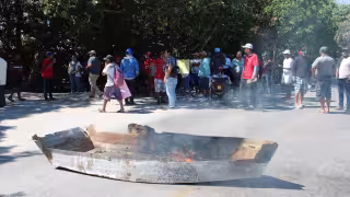 Bloqueo y quema de alijo marcan protesta pesquera en Progreso