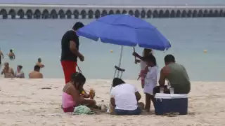 Bañistas disfrutan último domingo de vacaciones