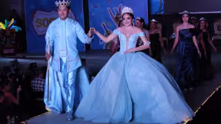 Los nuevos monarcas lucieron en el escenario durante su primera pasarela.