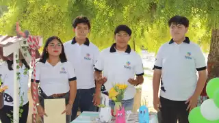 Los jóvenes han logrado crear libretas y álbumes fotográficos elaborados a base de sargazo