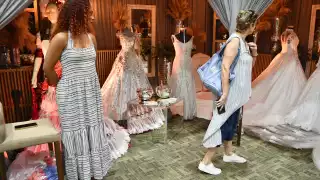 Hay expositores de comida y vestidos