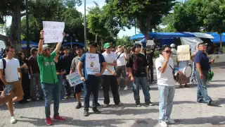 La protesta de estudiantes se realizó frente al Palacio de Gobierno en Mérida