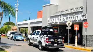 El sospechoso fue observado tomando ropa y escondiéndola entre sus pertenencias.