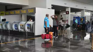 Los jugadores de los Piratas de Campeche llegaron al Aeropuerto Internacional de Campeche tras un enfrentamiento en Querétaro.