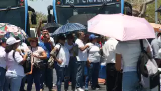 Maestros mantienen bloqueado el aeropuerto de Mérida